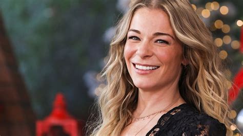 LeAnn Rimes flaunts jaw